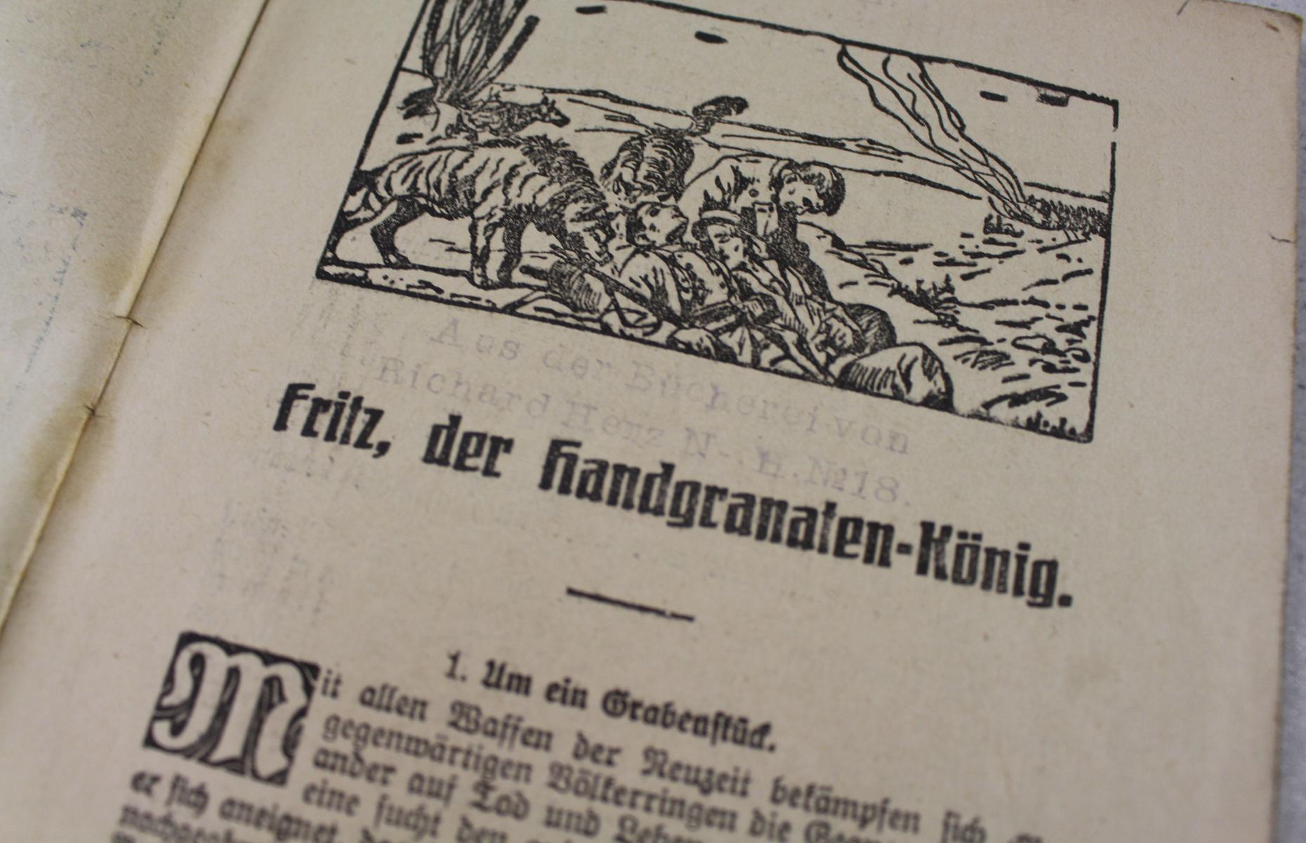 Das Bild zeigt die erste Textseite der Ausgabe: Heinz Brandt - Fritz der Handgranatenkönig. Über dem Text ist eine Illustration in Schwarz-Weiß zu sehen, welche mehrere verletzte Soldaten abbildet.