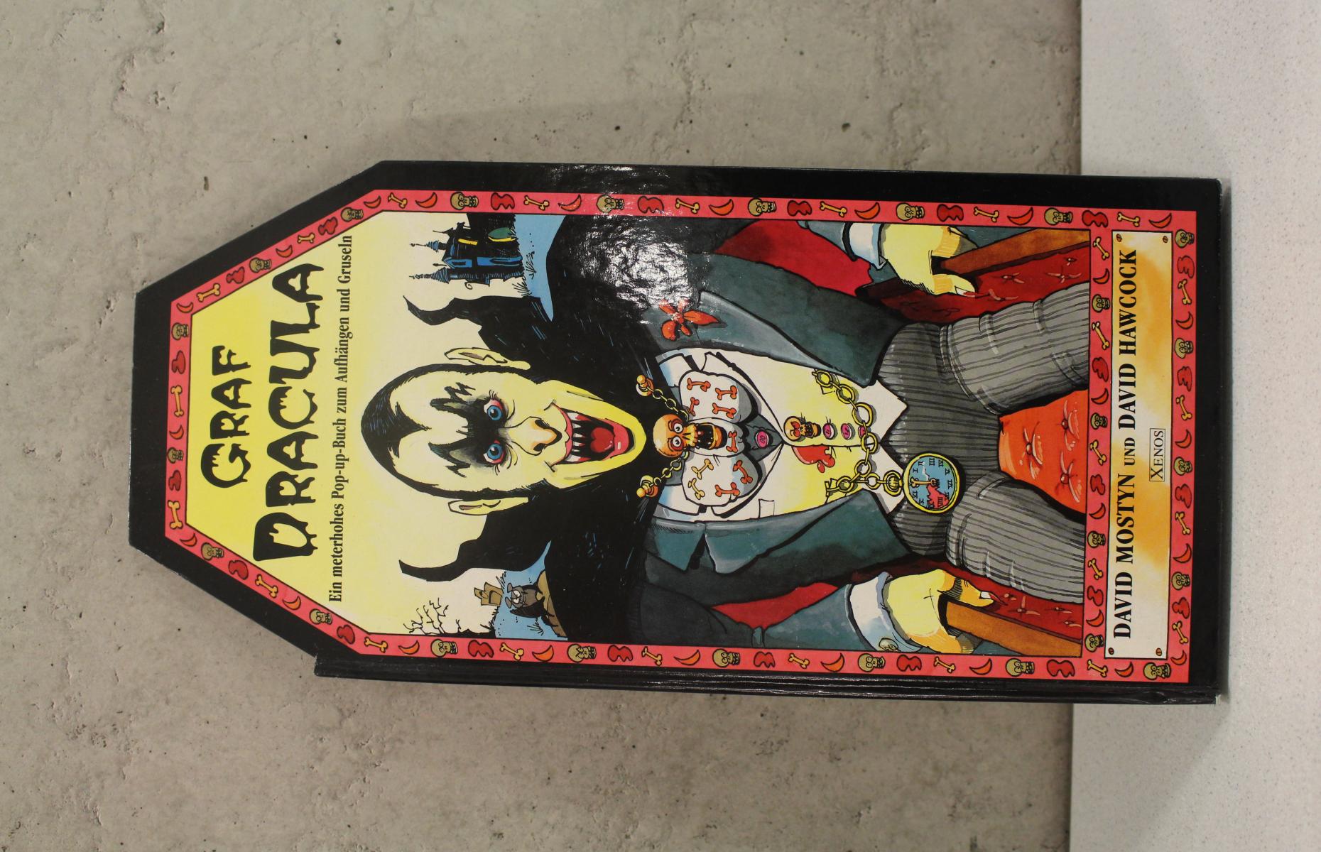 Gesamtes Cover von dem Pop-up-Buch &quot;Graf Dracula&quot;. Das Bild liegt auf der Seite.