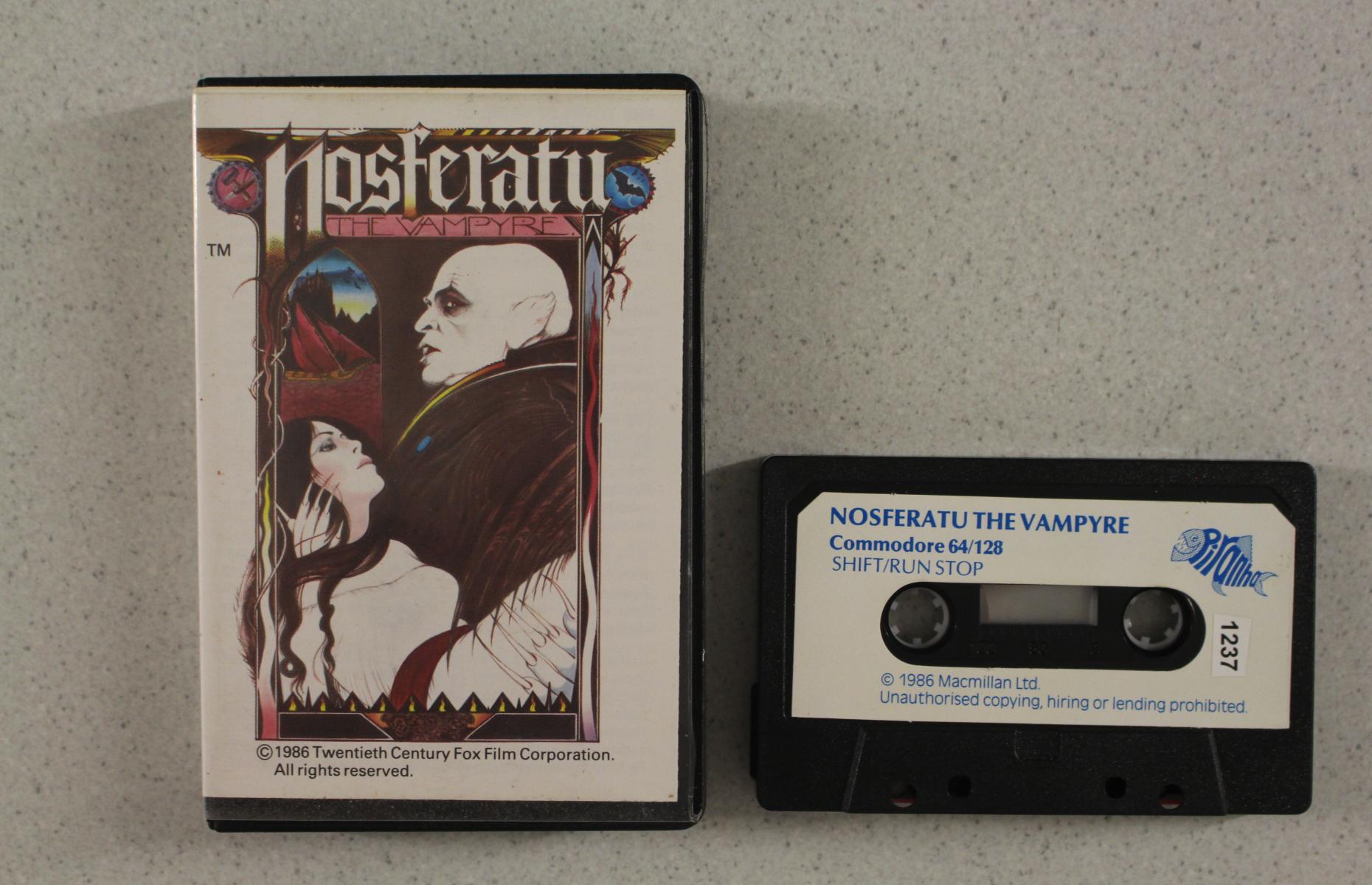Nebeneinander befinden sich die Aufbewahrungsbox und die Kassette von dem Arcade-Spiel &quot;Nosferatu the Vampyre&quot;