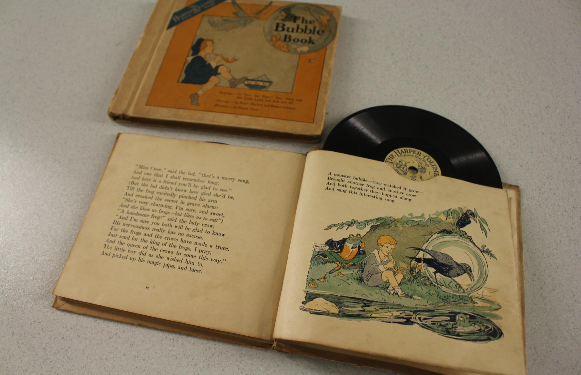 Das Cover von The Bubble Book sowie eine aufgeschlagene Doppelseite von The Funny Froggy Bubble Book.