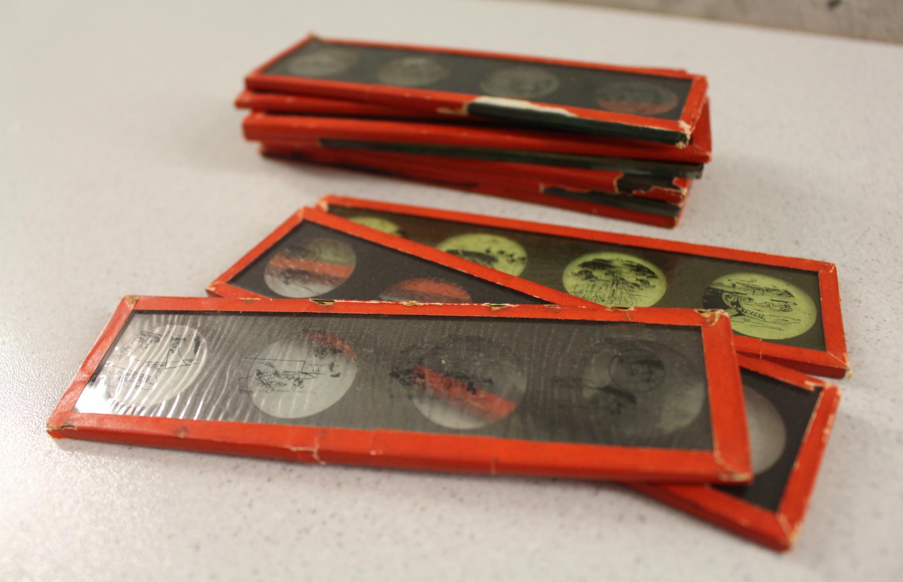 Ein Stapel der Mickey Mouse Glasdurchziehbilder.