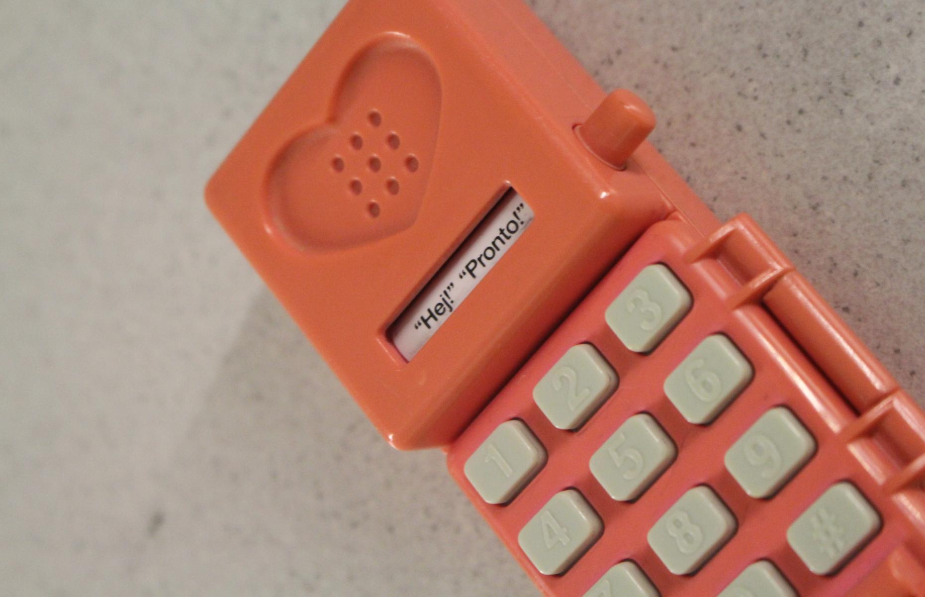 Nahaufnahme der oberen Teils des aufgeklappten pinken Spielzeughandys.