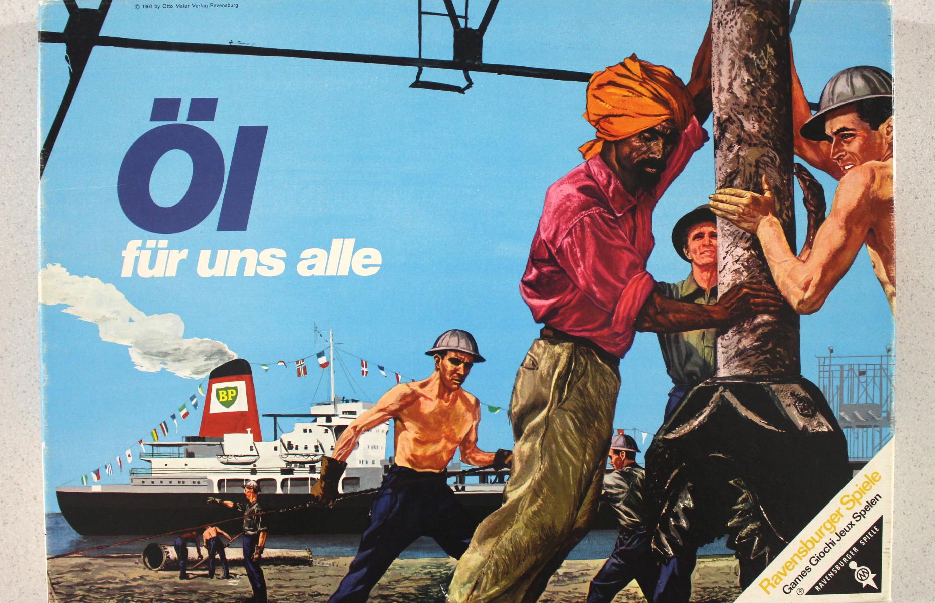 Hier ist der Spielekarton von dem Gesellschaftsspiel &quot;Öl für uns alle&quot; zu sehen. Es hat einen blauen Hintergrund und zeigt schwer arbeitende Arbeiter