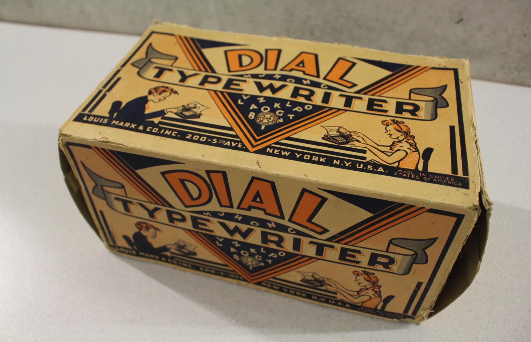 Die Aufbewahrungsbox des Super Dial Typewriter.