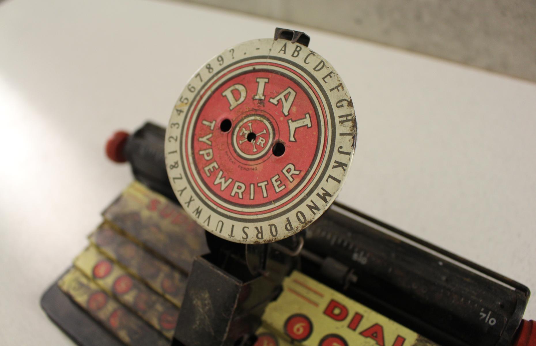 Nahaufnahme des Drehrades des Super Dial Typewriter.
