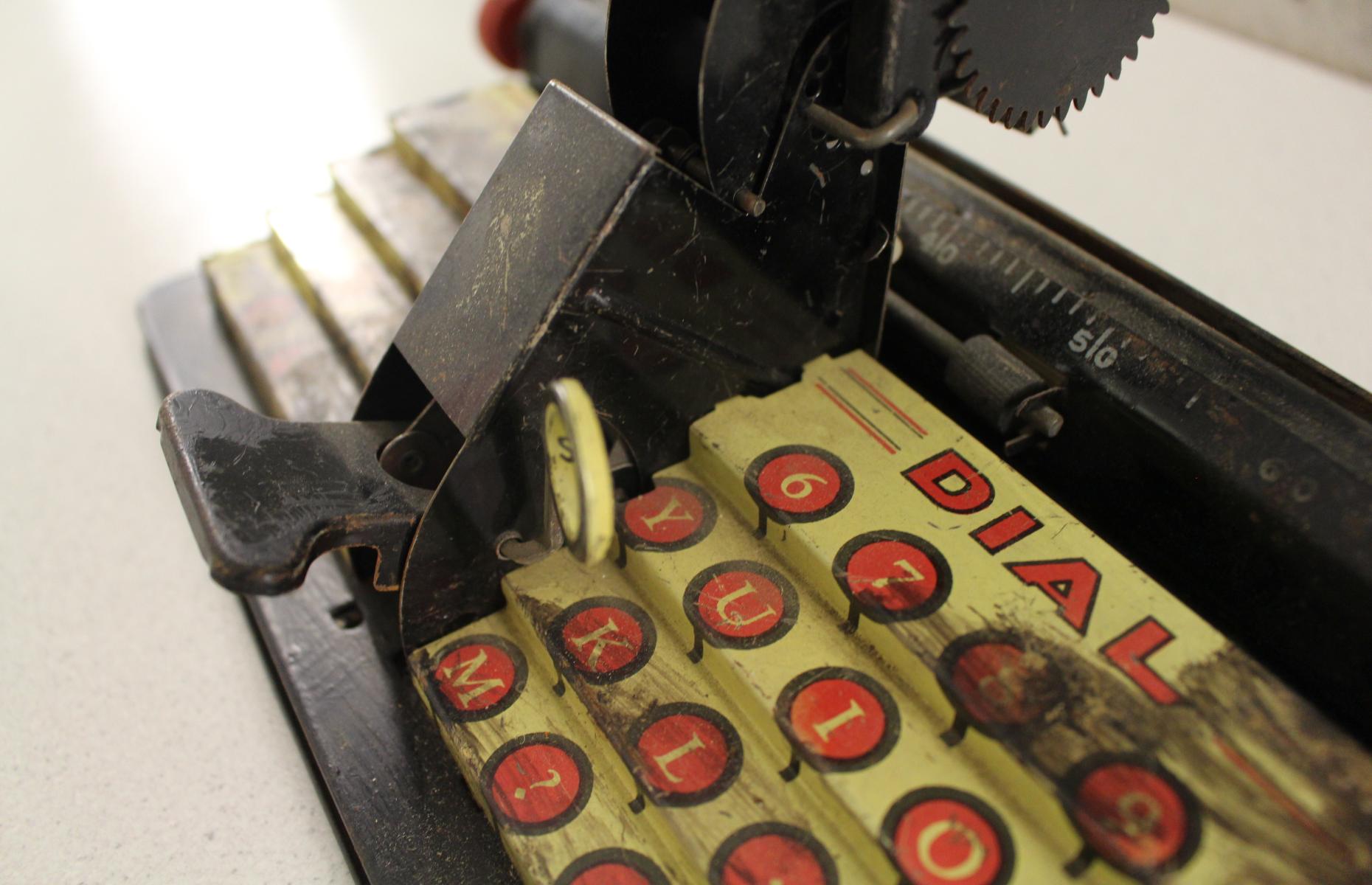 Nahaufnahme des Tastenfelds und der Hebel des Super Dial Typewriter.