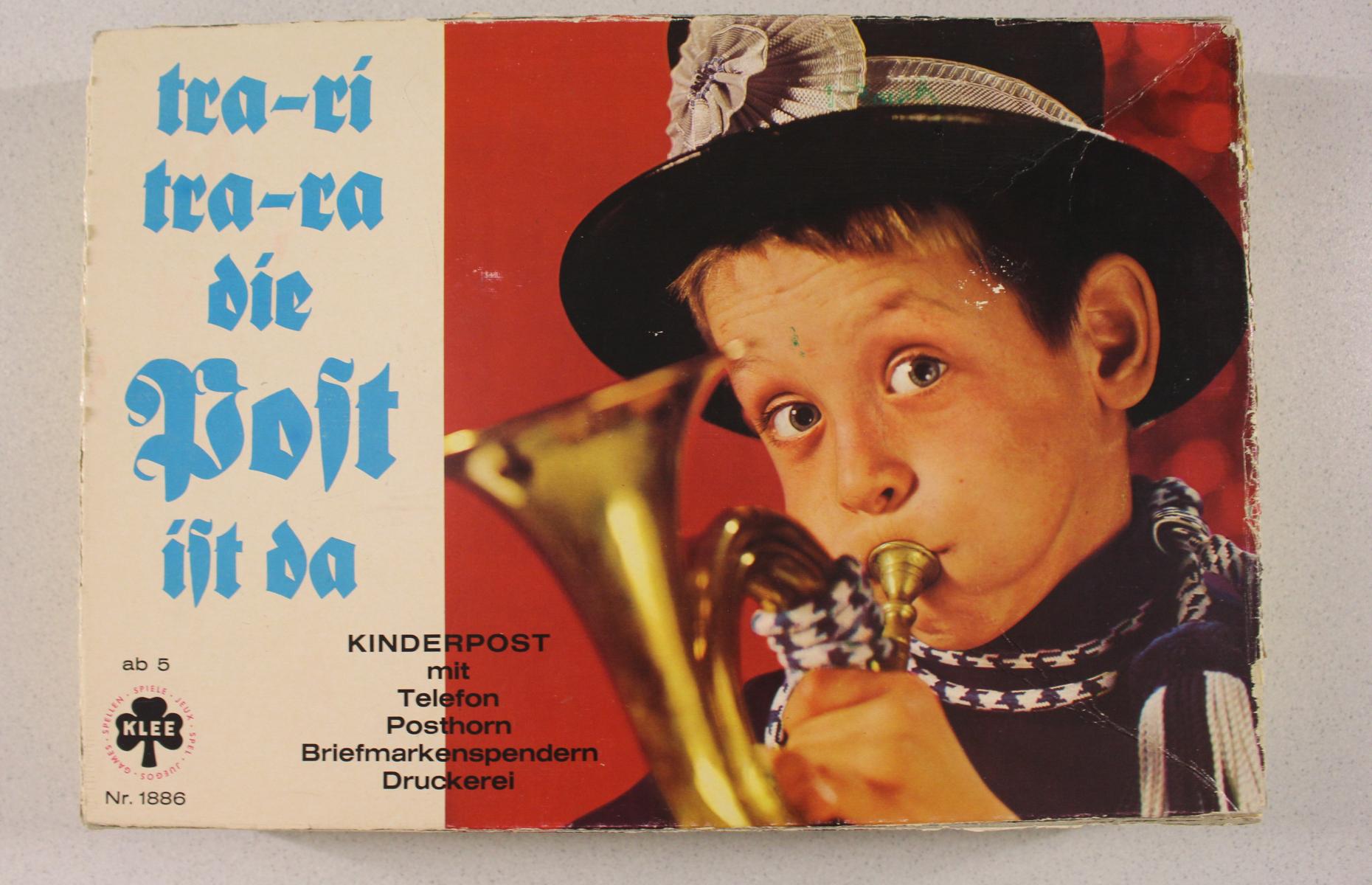 Das ist die Vorderansicht des Spielekartons &quot;Tra-ri tra-ra die Post ist da&quot;. Darauf ist ein Kind mit einem Posthorn zu sehen.