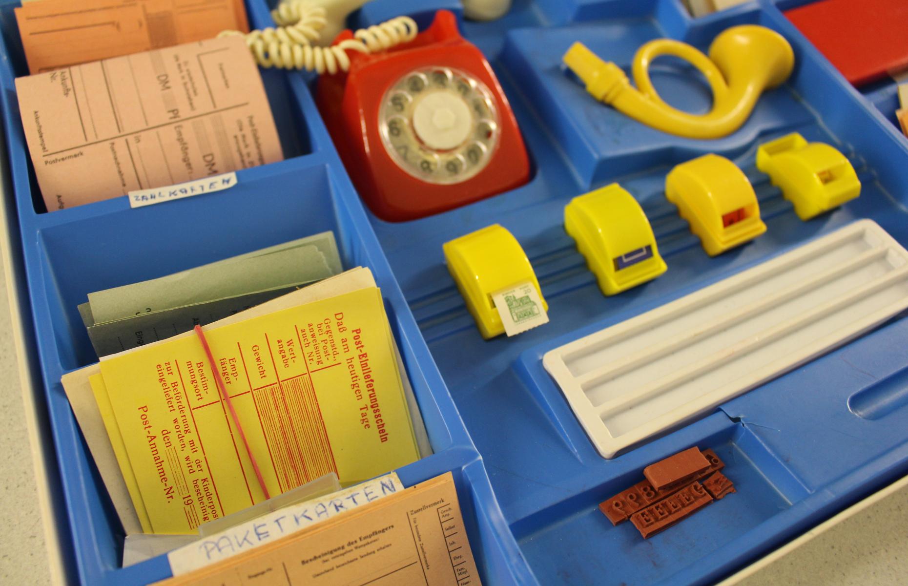 Nahaufnahme der Spielmaterialien von &quot;Tra-ri tra-ra die Post ist da&quot;