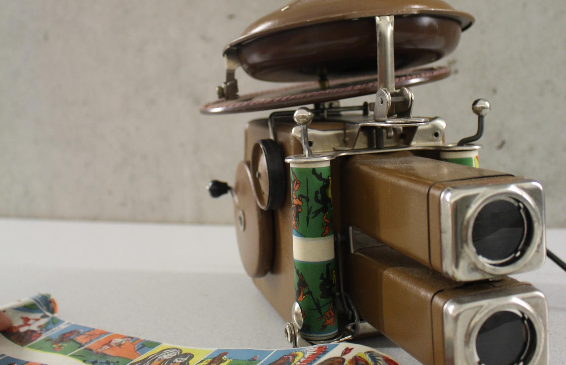 Der Projektionsapparat mit einem aufgerolltem Film.