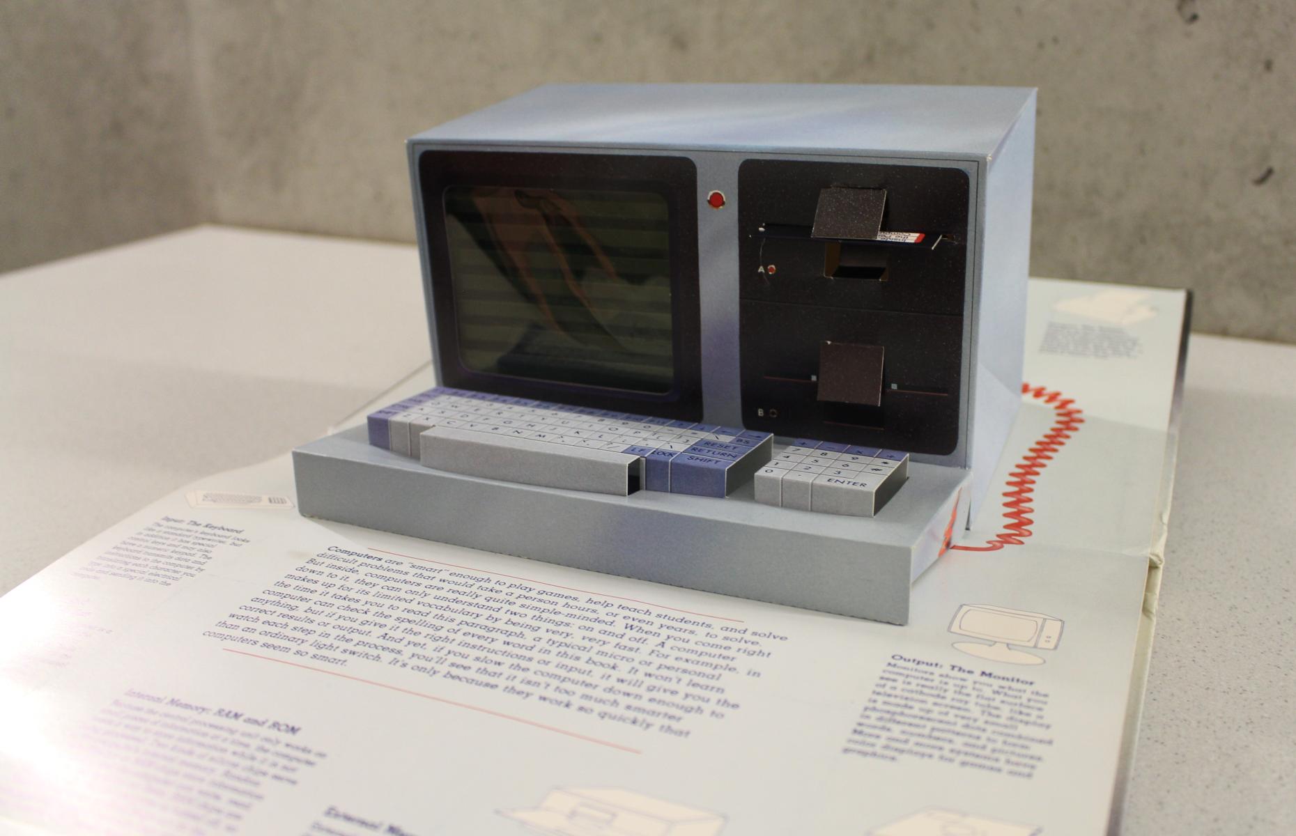 Hier sieht man einen Computer der 80er Jahre als Pop-Up Bild