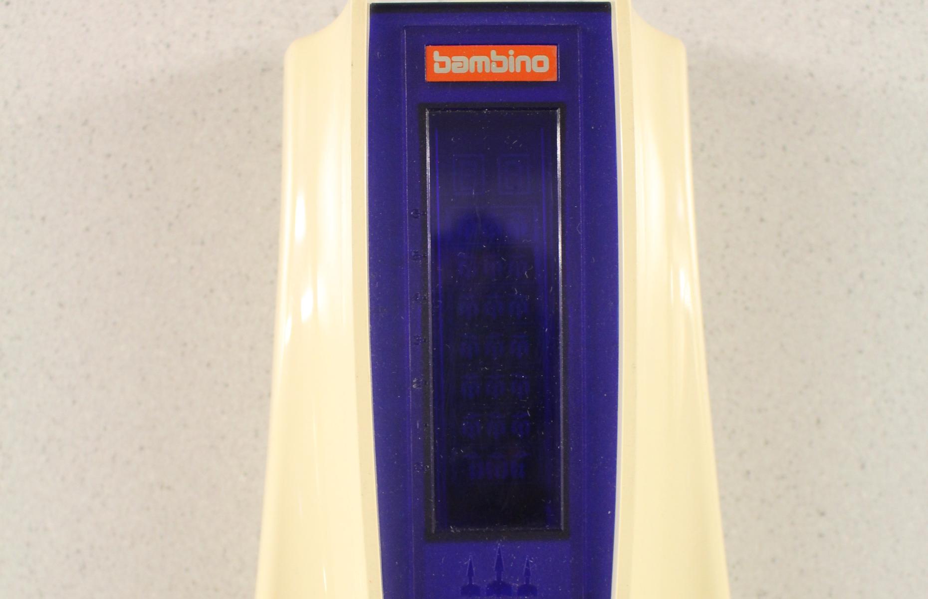 Hier ist der obere Teil des Ufo Master Blasters in weiß, mit einem blauen Mittelteil und Bildschirm zu sehen. Das Logo &quot;Bambino&quot; ist orange.