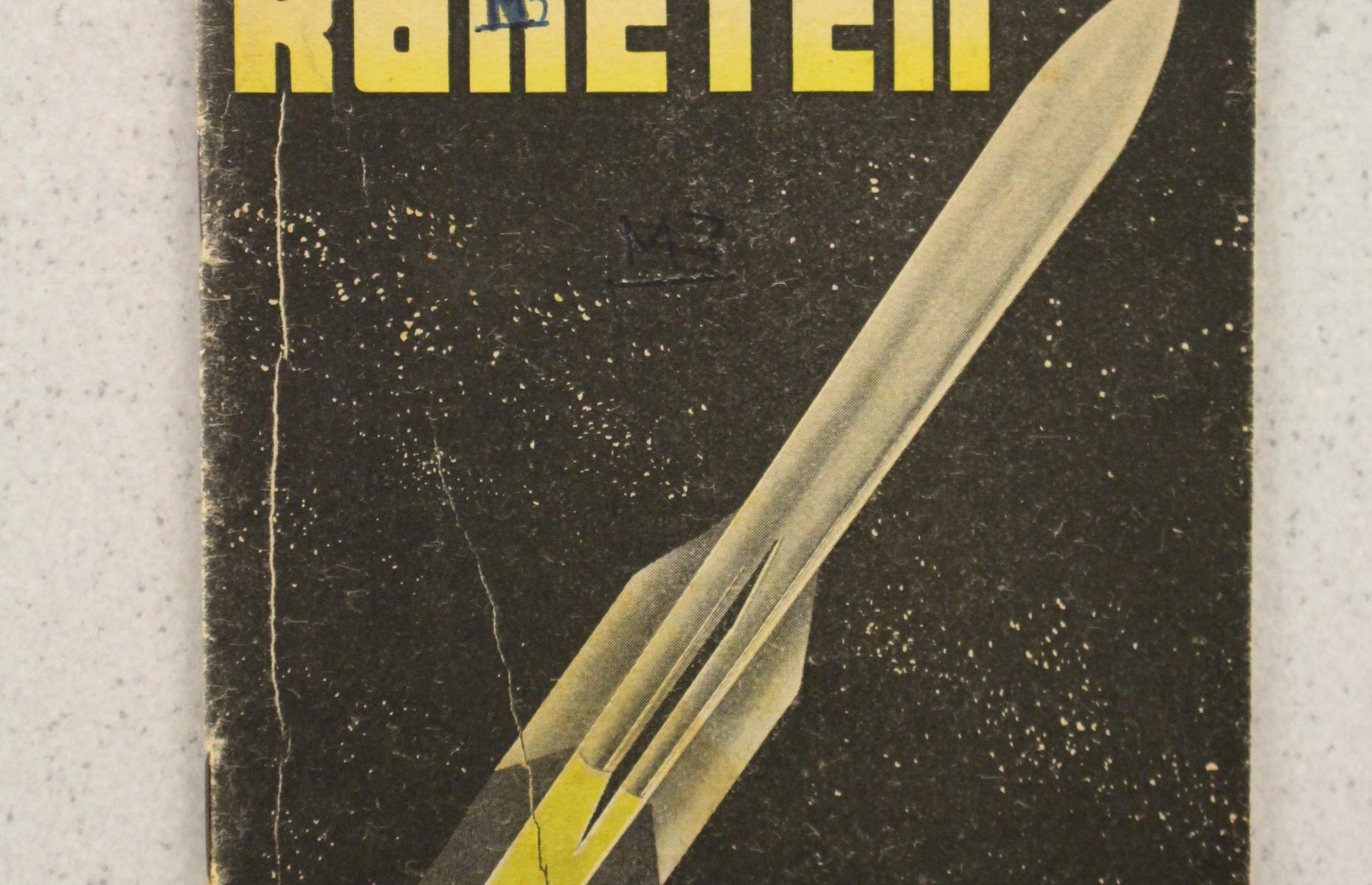 Das Bild zeigt das Cover des Hefts Weltraumraketen in der Frontalansicht. Auf dem Cover ist eine Rakete vor Sternengrund abgebildet. Die Schrift ist in Gelber bis hellgelber Farbe.