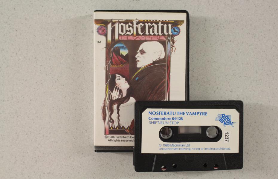Aufbewahrungsbox und Kassette von dem Arcade-Spiel "Nosferatu the Vampyre"