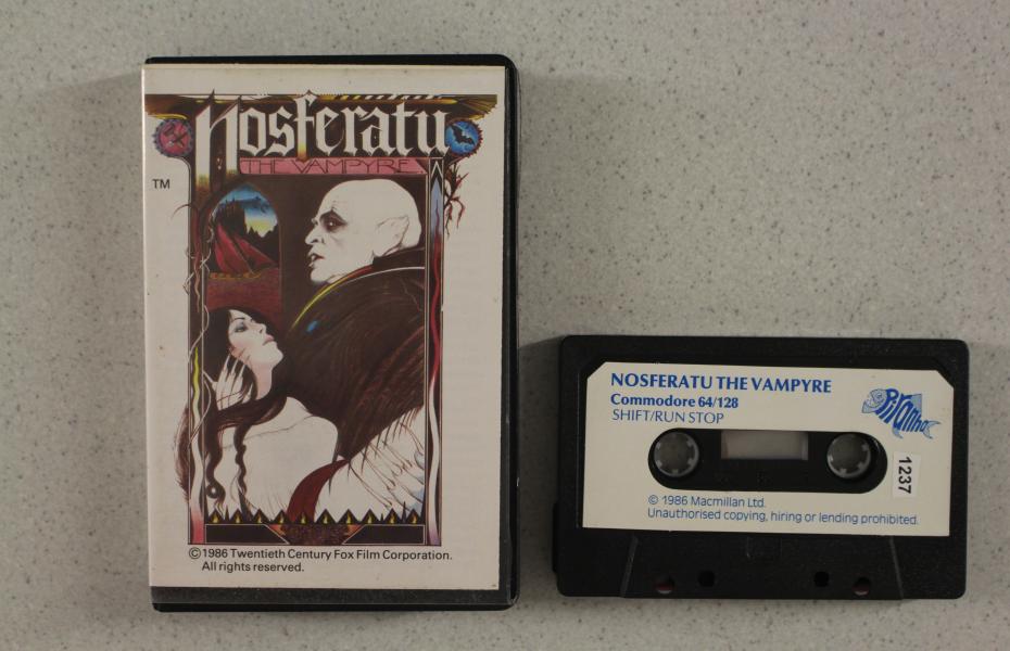 Nebeneinander befinden sich die Aufbewahrungsbox und die Kassette von dem Arcade-Spiel "Nosferatu the Vampyre"