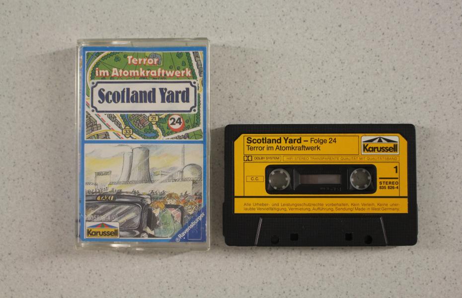 Cover der Kassette von  "Scotland Yard Folge 24 - Terror im Atomkraftwerk" sowie die Kassette selbst.