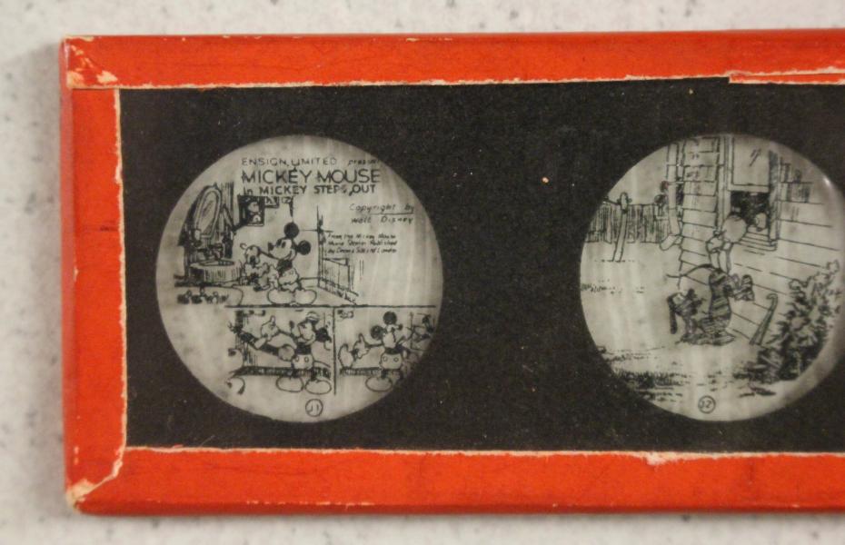 Nahaufnahme einer der Mickey Mouse Glasdurchziehbilder. Die Szene zeigt Mickey Mouse beim Arbeiten.