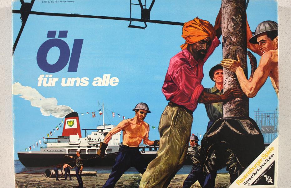 Hier ist der Spielekarton von dem Gesellschaftsspiel "Öl für uns alle" zu sehen. Es hat einen blauen Hintergrund und zeigt schwer arbeitende Arbeiter