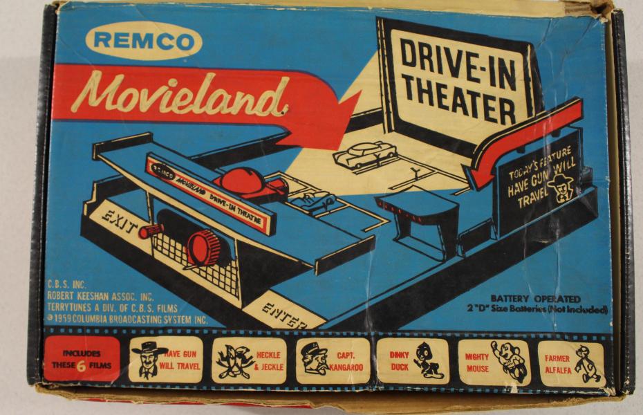 Das ist der Karton des "Movieland Drive-in Theater". Er ist blau und zeigt eine Illustration des Mediums