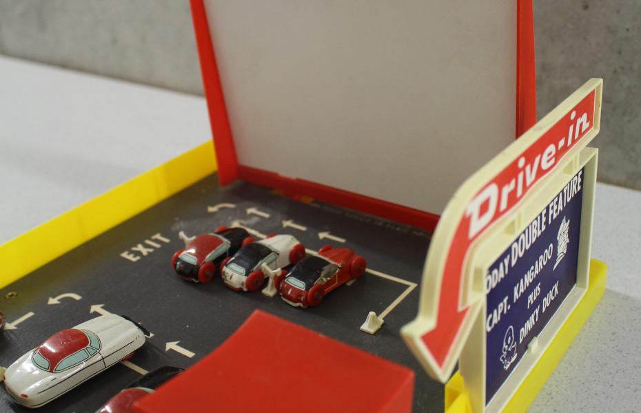 Hier sieht man eine Nahaufnahme des Parkplatzes, sowie der Leinwand 