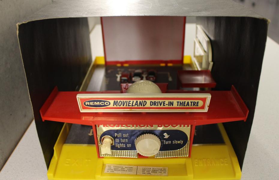 Hier sieht man das "Movieland Drive-in Theater" mit der dazugehörigen "Pappe-Haube" um alles abzudunkeln. 