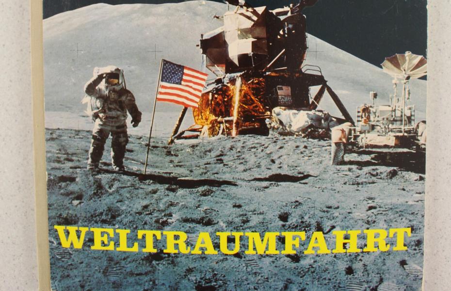 Hier sieht man den unteren Bereich des Covers des Sammelalbums "Weltraumfahrt". Man sieht einen Ausschnitt der ersten Mondlandung. 