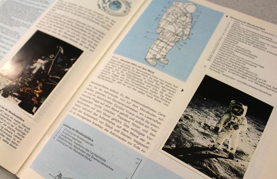 Hier ist eine Seite des Sammelalbums "Weltraumfahrt" aufgeklappt. Es wird bspw. der Raumanzug erklärt