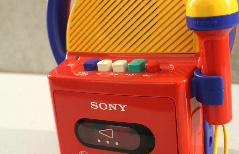 Hier sieht man den rot, gelb, blauen "My First Sony" TCM-4300